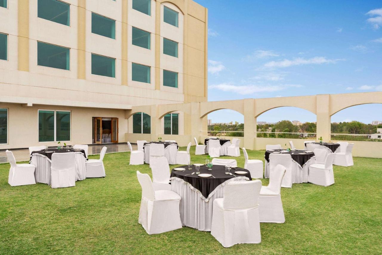 Ramada By Wyndham Jaipur Jaisinghpura Hotel Exterior photo