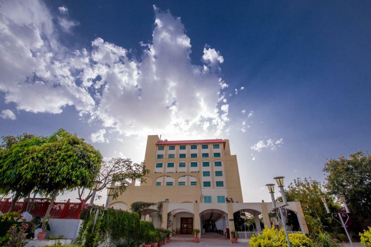 Ramada By Wyndham Jaipur Jaisinghpura Hotel Exterior photo