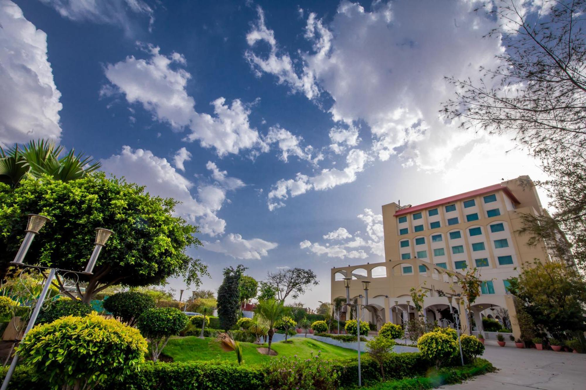 Ramada By Wyndham Jaipur Jaisinghpura Hotel Exterior photo